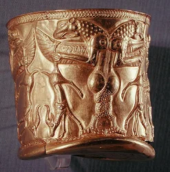Bägare dekorerad med mytologiska varelser, nordvästra Iran, ca 1200-1100 f.Kr. (elektrum) (se även 65167)